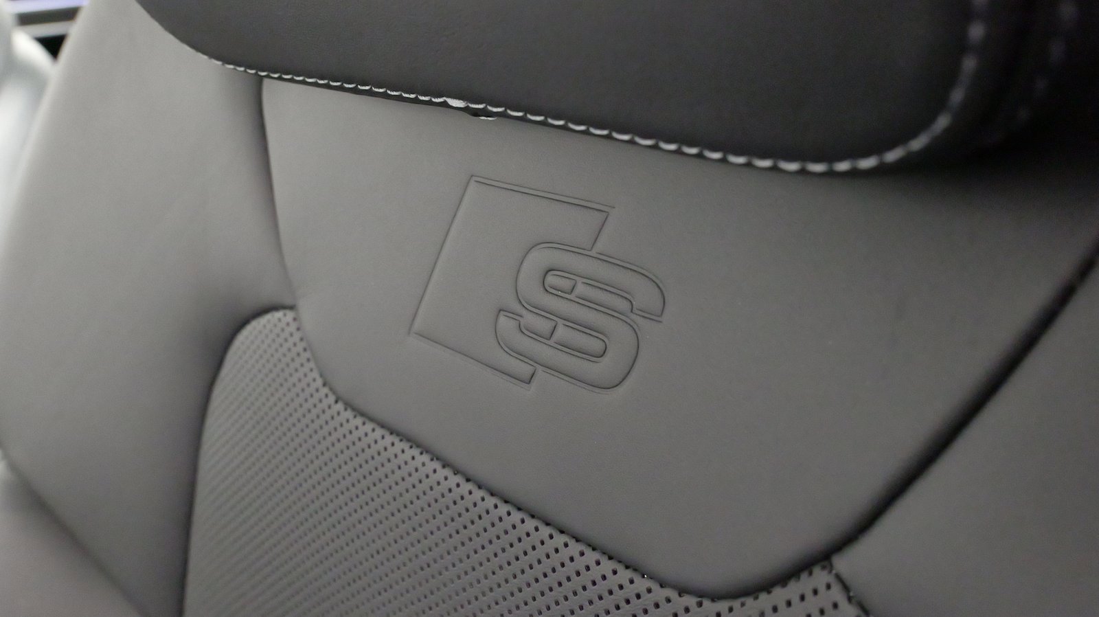 Used 2023 Audi S8 w/ S8 Comfort Plus Package image 33