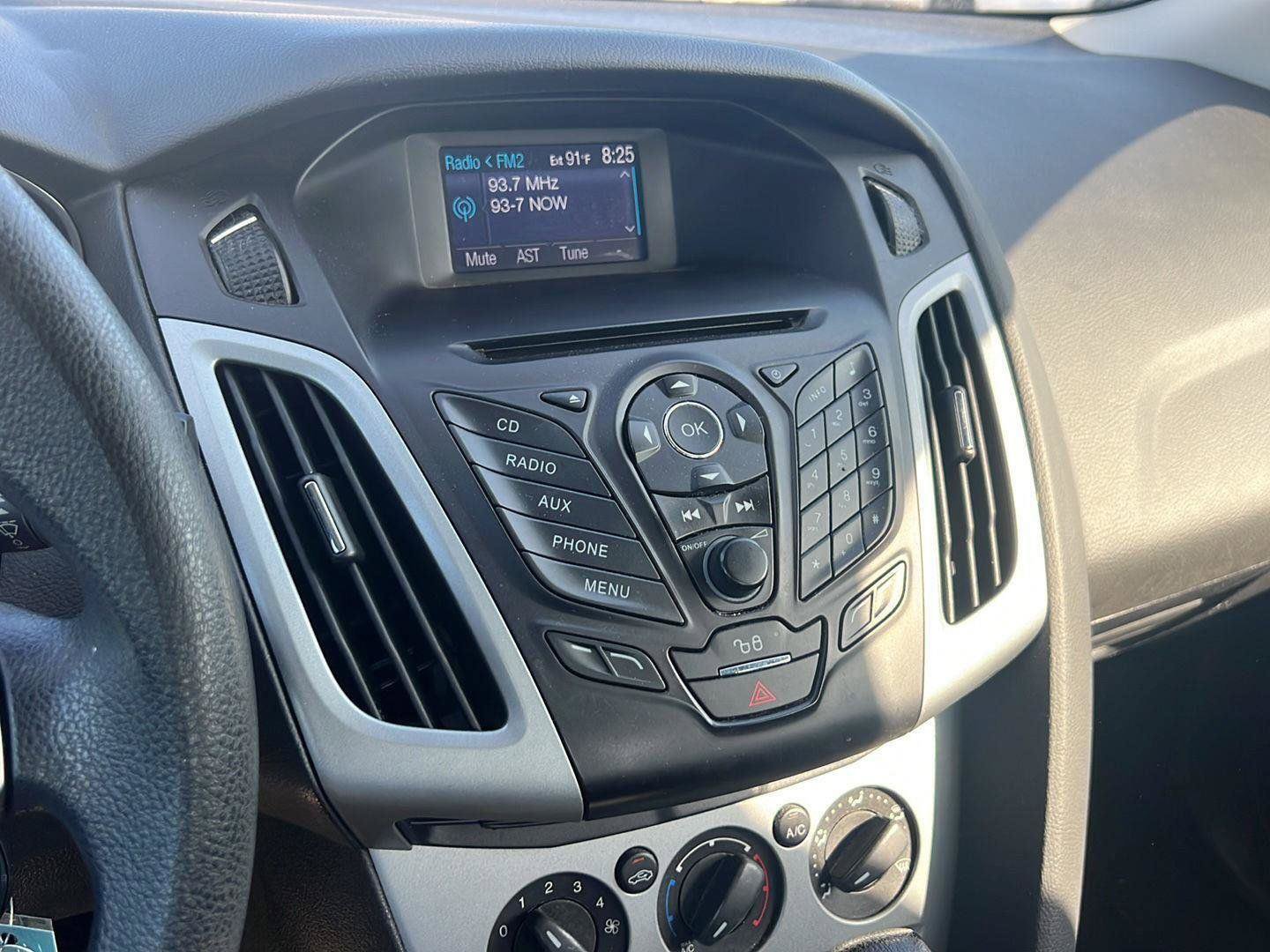 Used 2012 Ford Focus SE FWD image 12