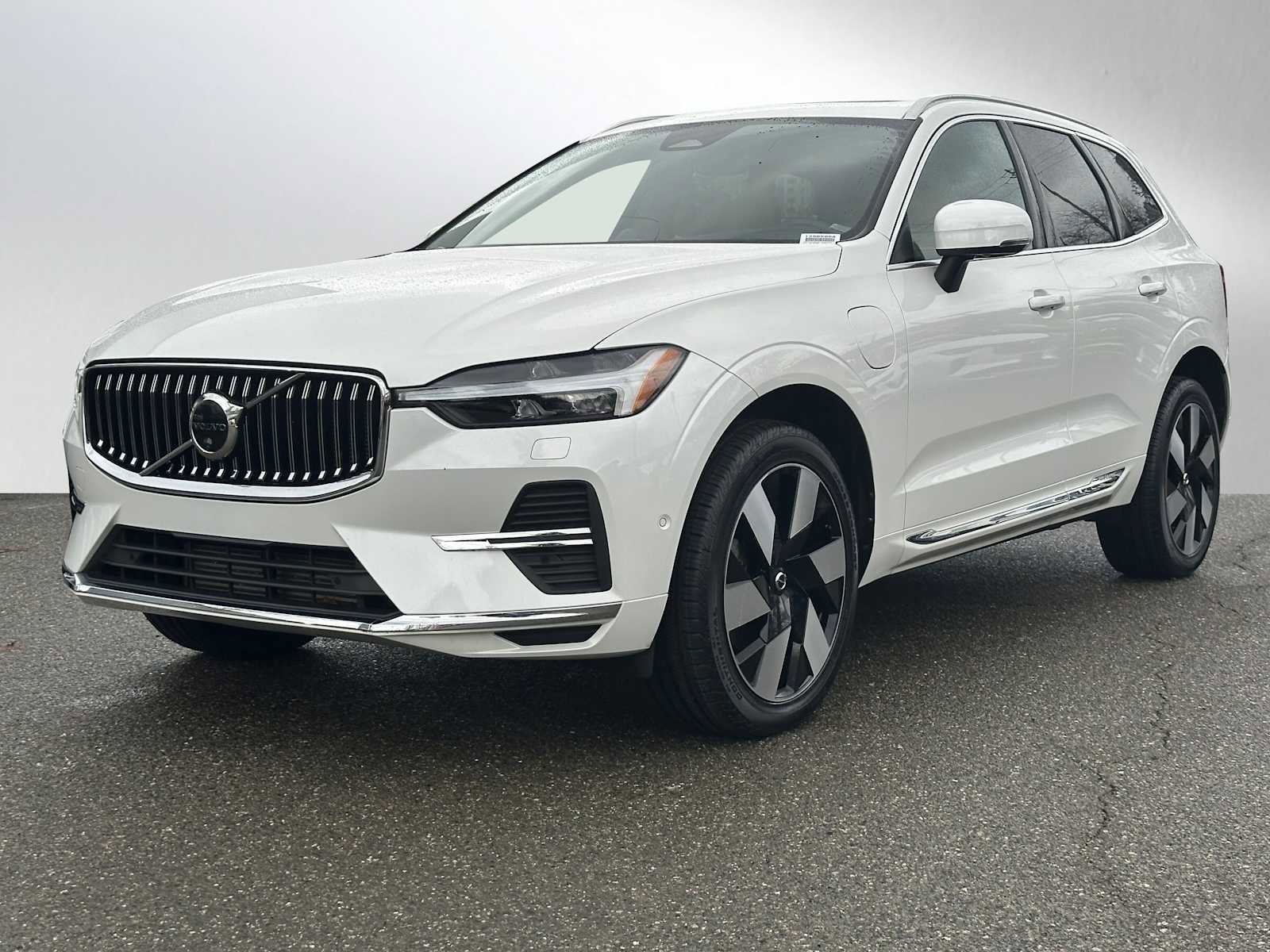 Certified 2023 Volvo XC60 T8 Ultimate w/ Climate Package image 7