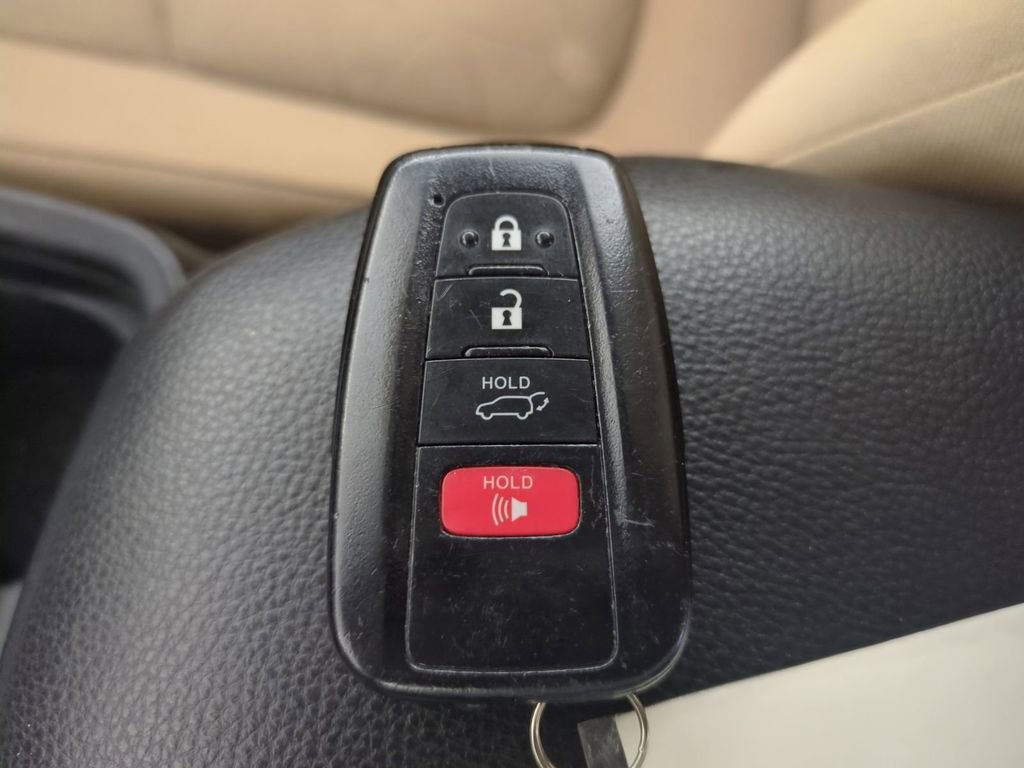 Used 2020 Toyota RAV4 XLE w/ Convenience Package FWD image 38