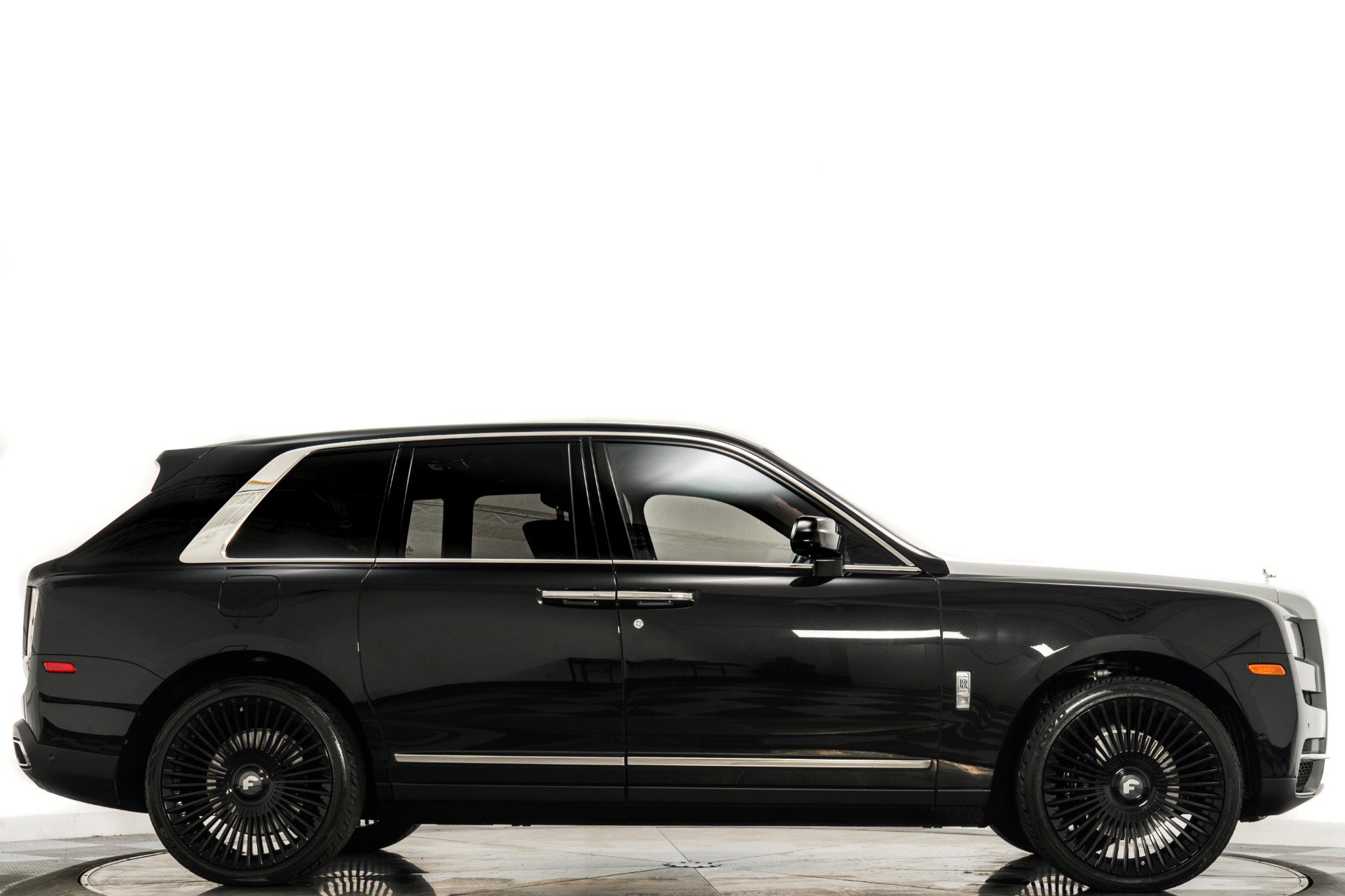 Used 2022 Rolls-Royce Cullinan image 2