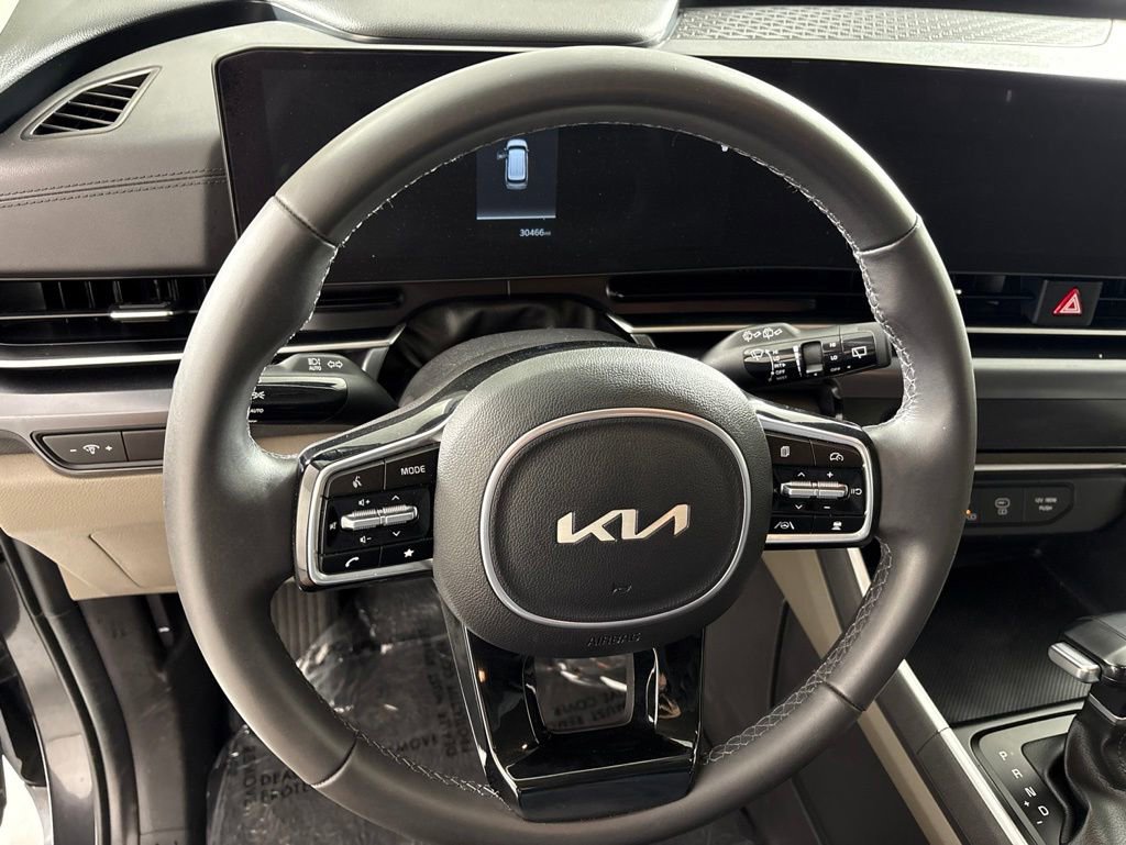 Used 2025 Kia Carnival FWD image 32
