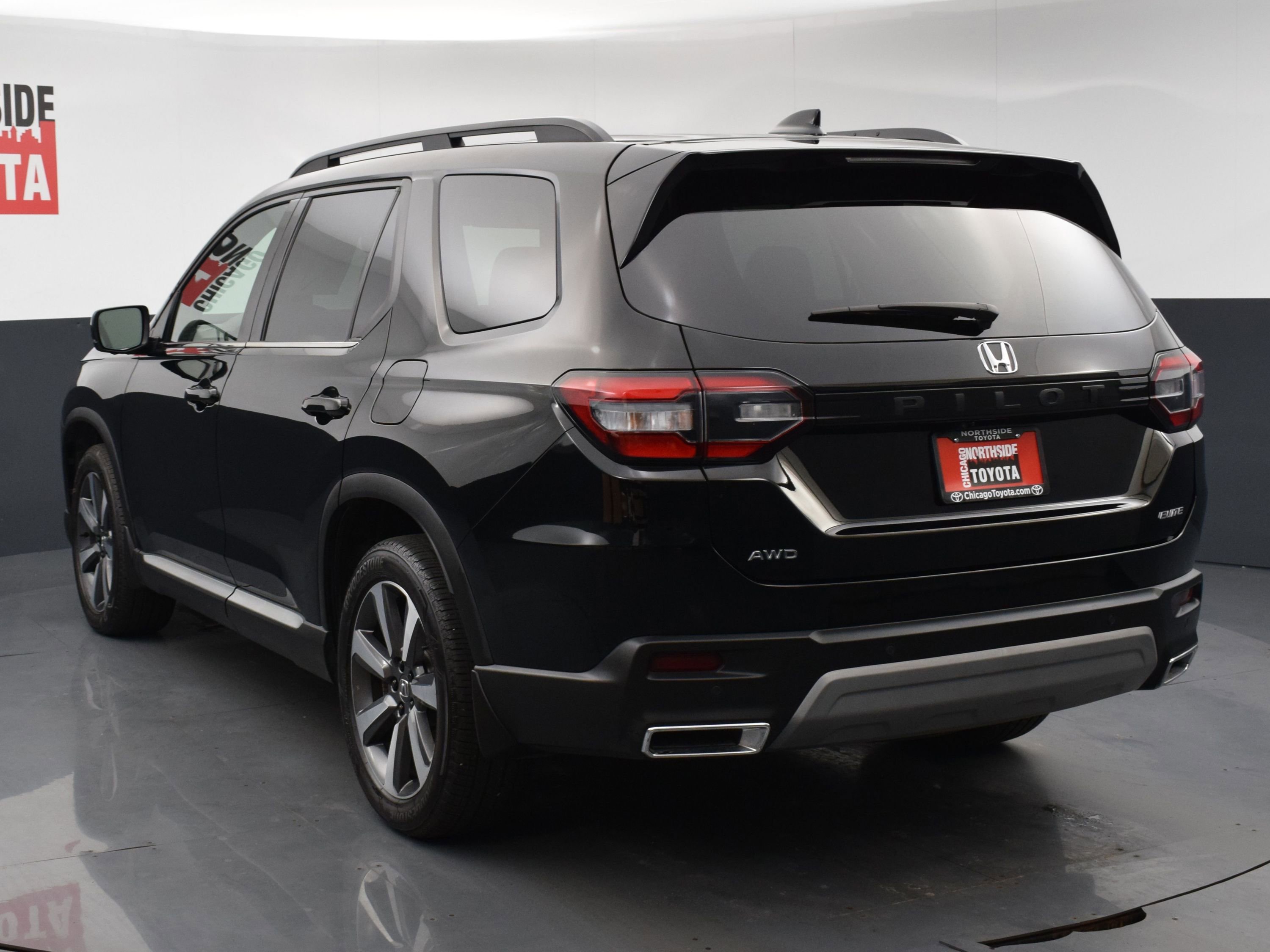 Used 2025 Honda Pilot Elite image 3