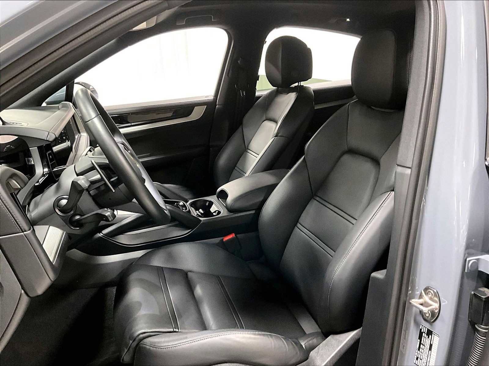 Used 2025 Porsche Cayenne Coupe image 8