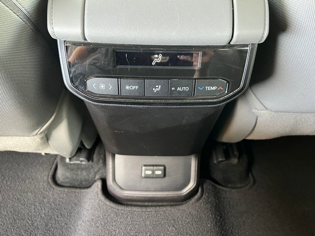 Used 2022 Toyota Highlander L image 25