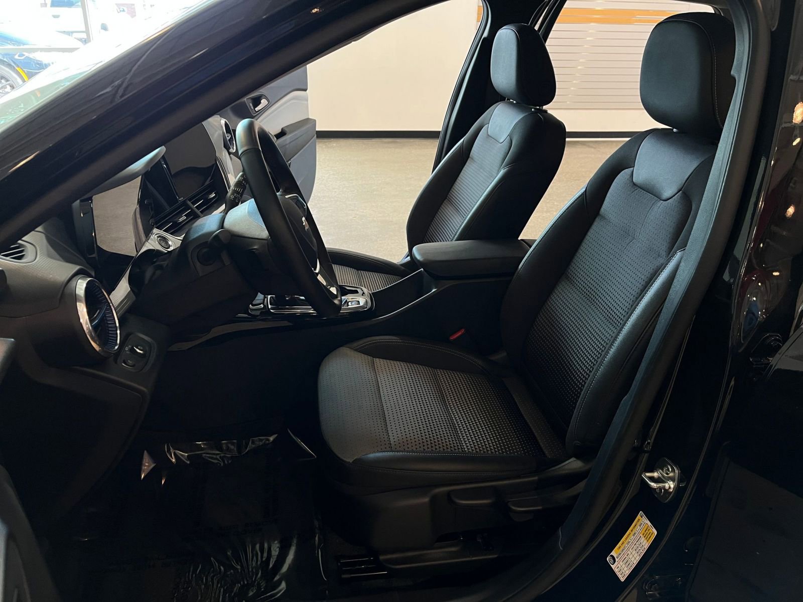 Used 2025 Chevrolet Trax LT w/ LT Convenience Package image 25