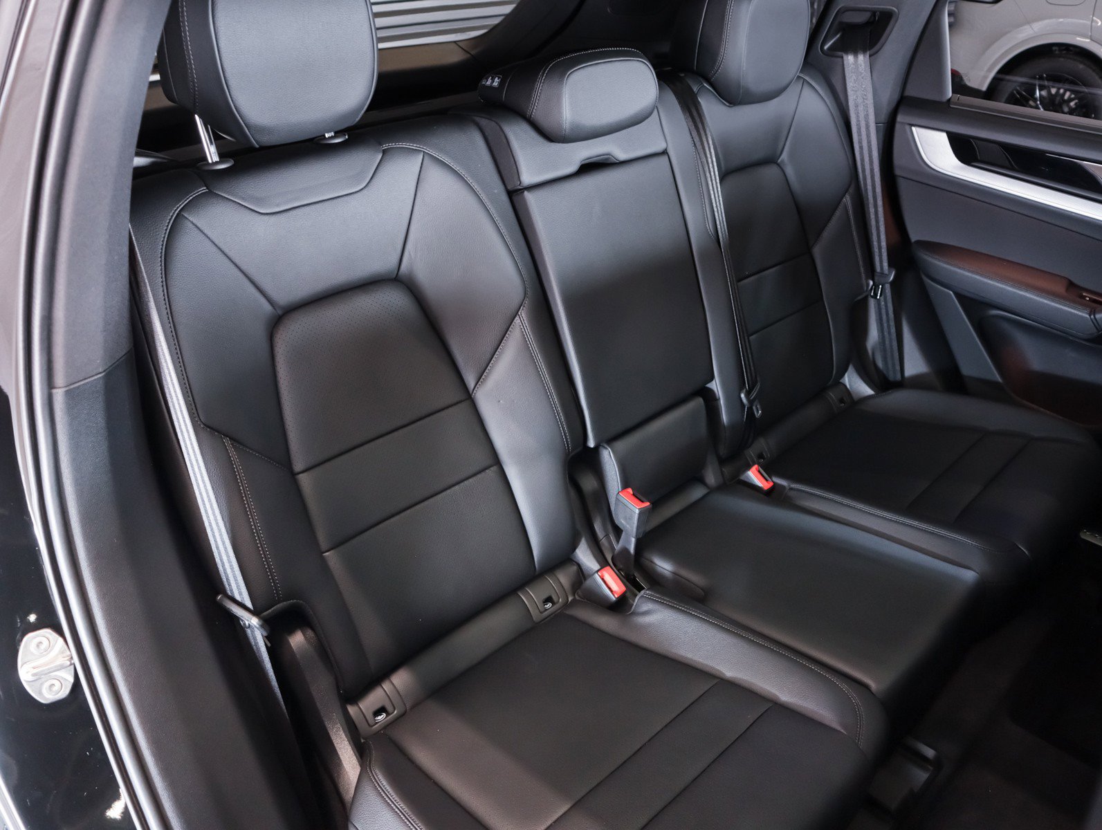Certified 2025 Porsche Cayenne AWD/4WD image 6