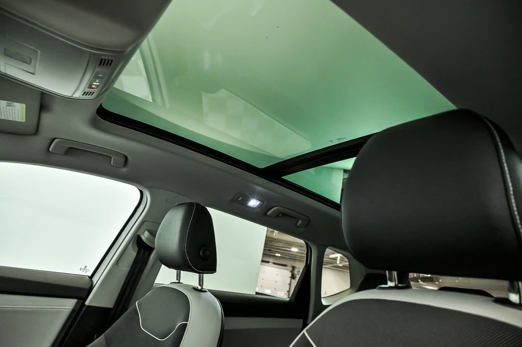 Used 2025 Volkswagen Taos SE w/ Panoramic Sunroof Package FWD image 13