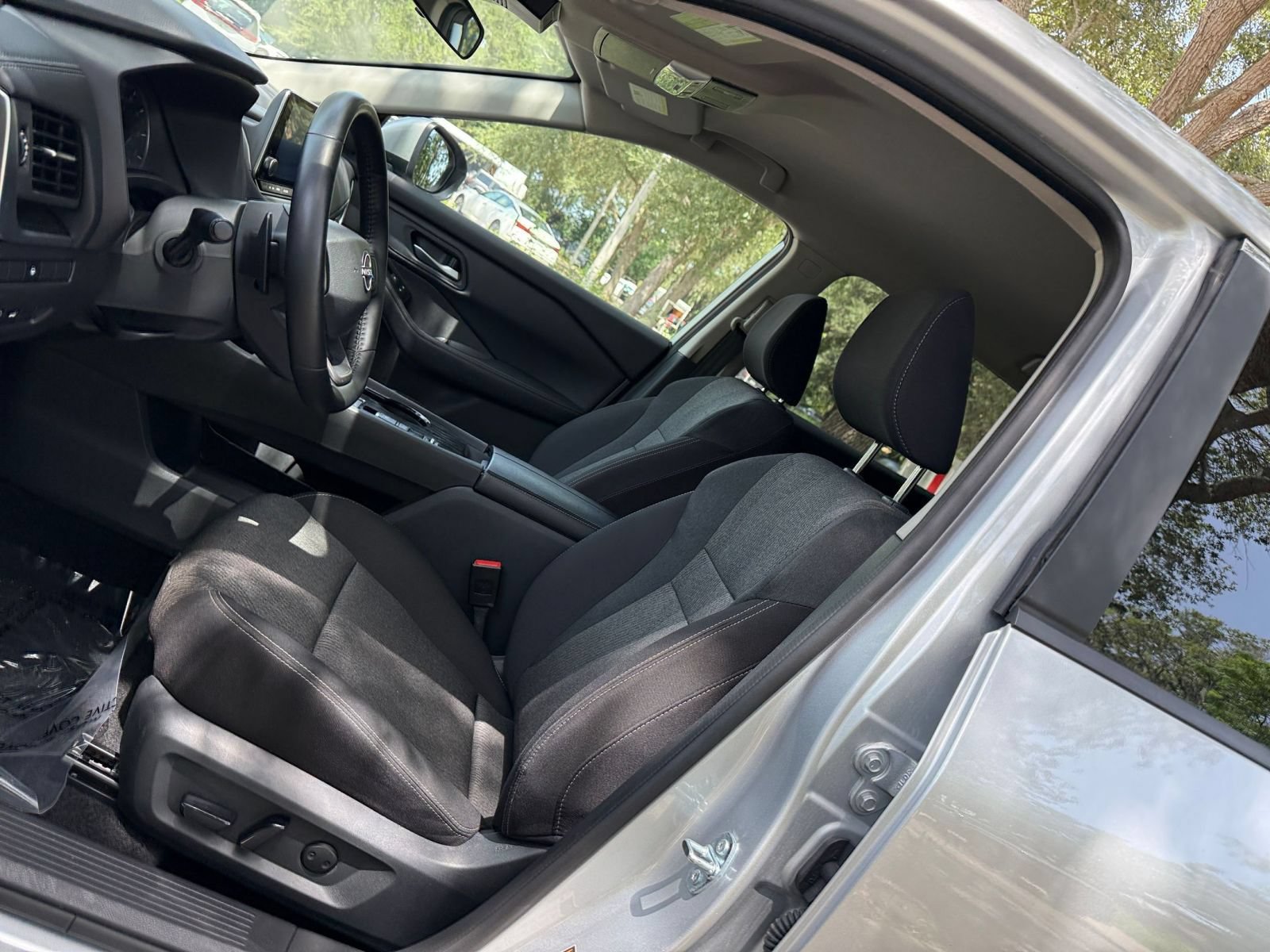 Used 2025 Nissan Rogue SV FWD image 27