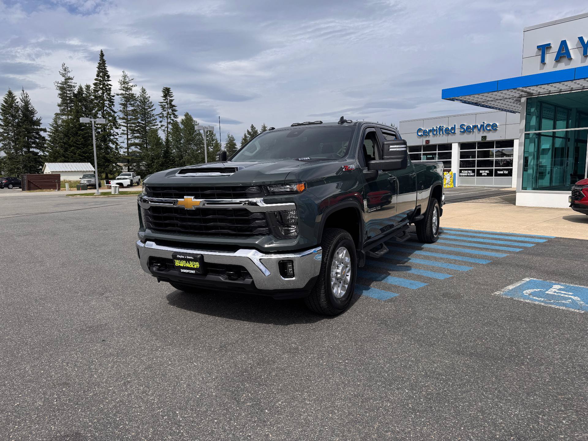 Used 2025 Chevrolet Silverado 3500 LT w/ Convenience Package AWD/4WD image 3