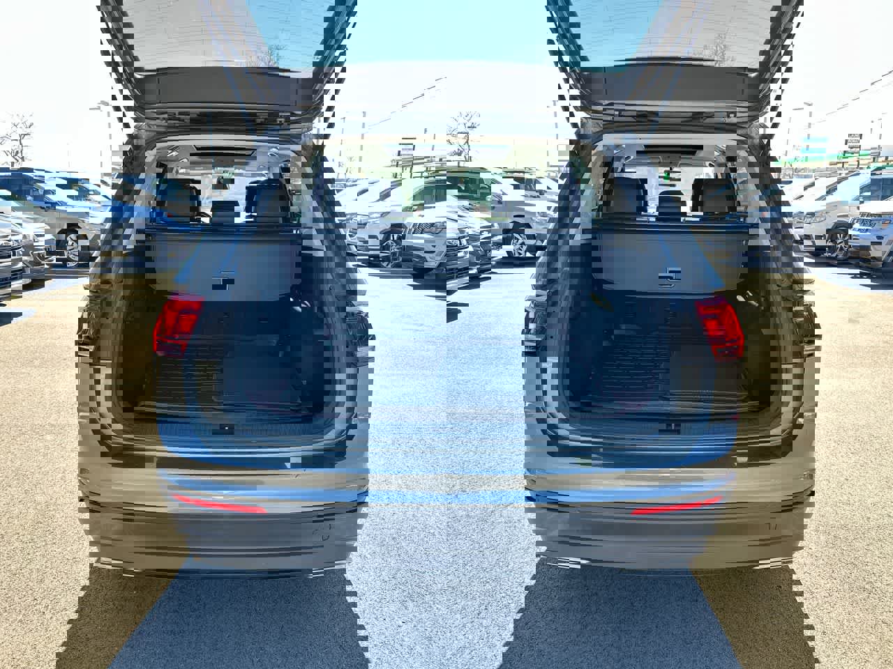 Used 2019 Volkswagen Tiguan SE w/ Panoramic Sunroof Package image 36