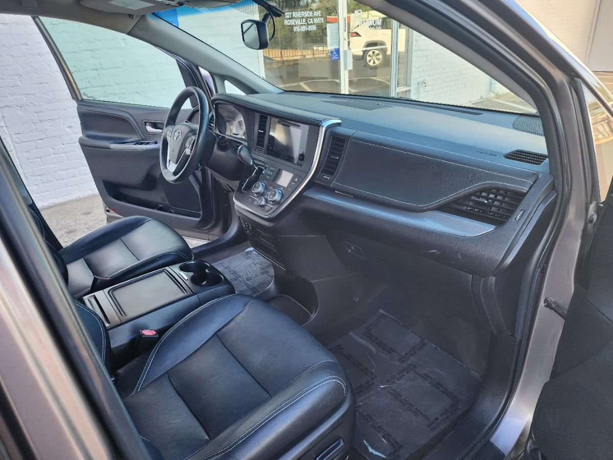 Used 2015 Toyota Sienna SE w/ SE Preferred Package FWD image 12