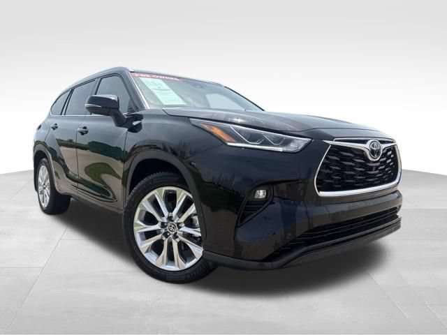 Used 2022 Toyota Highlander Limited AWD/4WD image 2