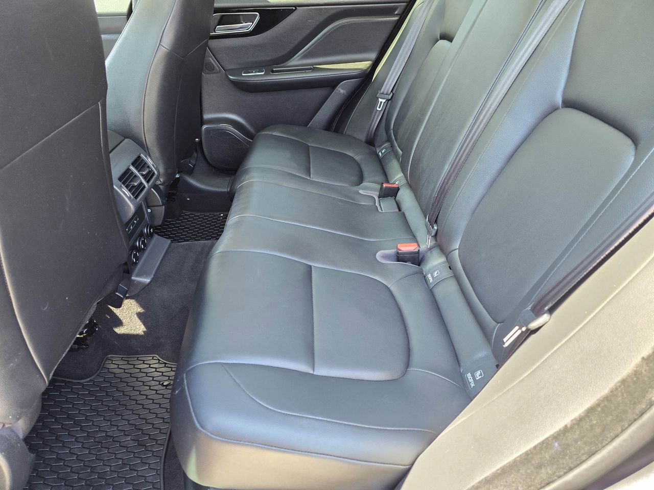 Used 2019 Jaguar F-PACE Premium image 33