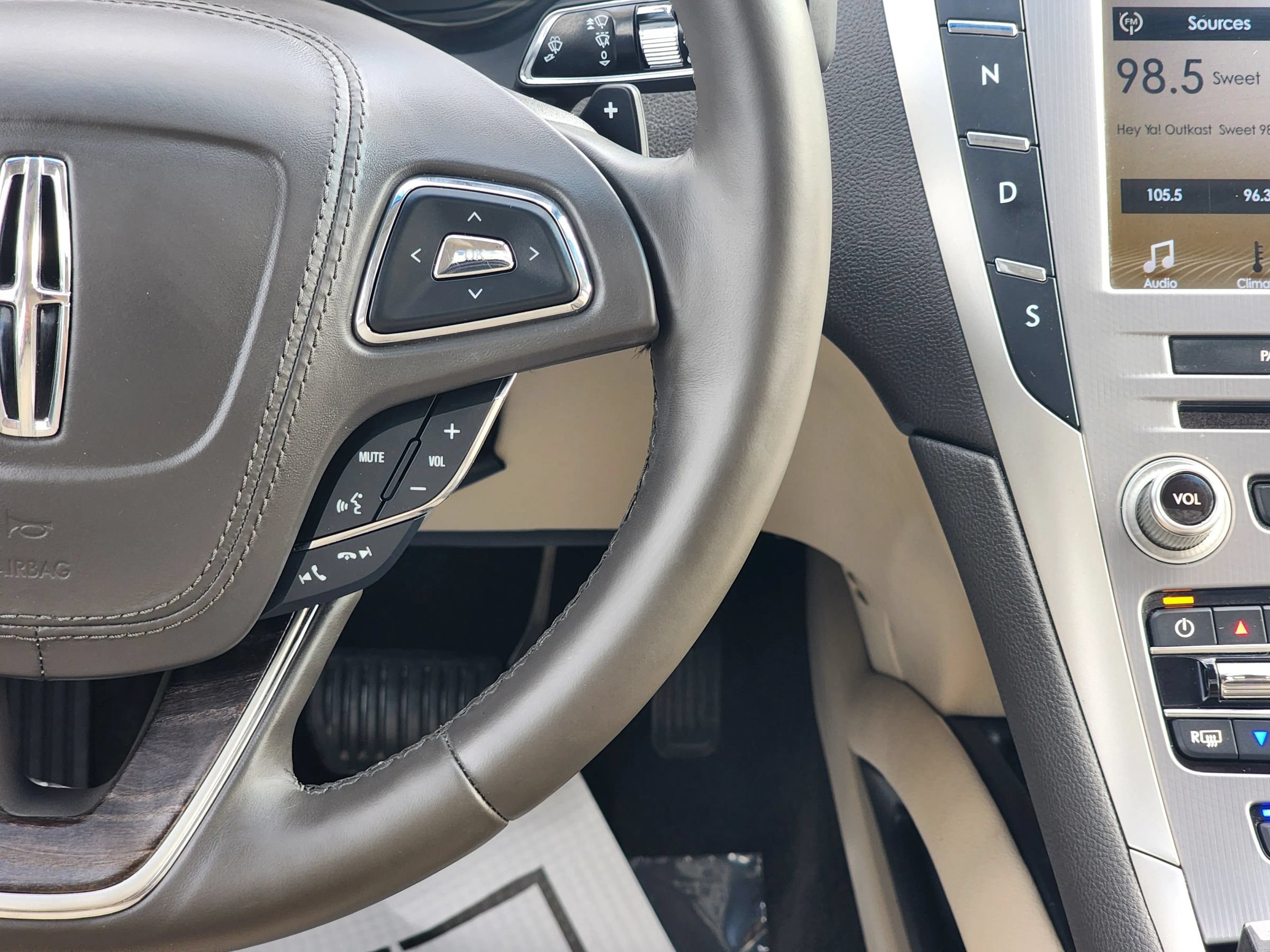 Used 2018 Lincoln MKZ Reserve w/ Climate Package FWD image 13