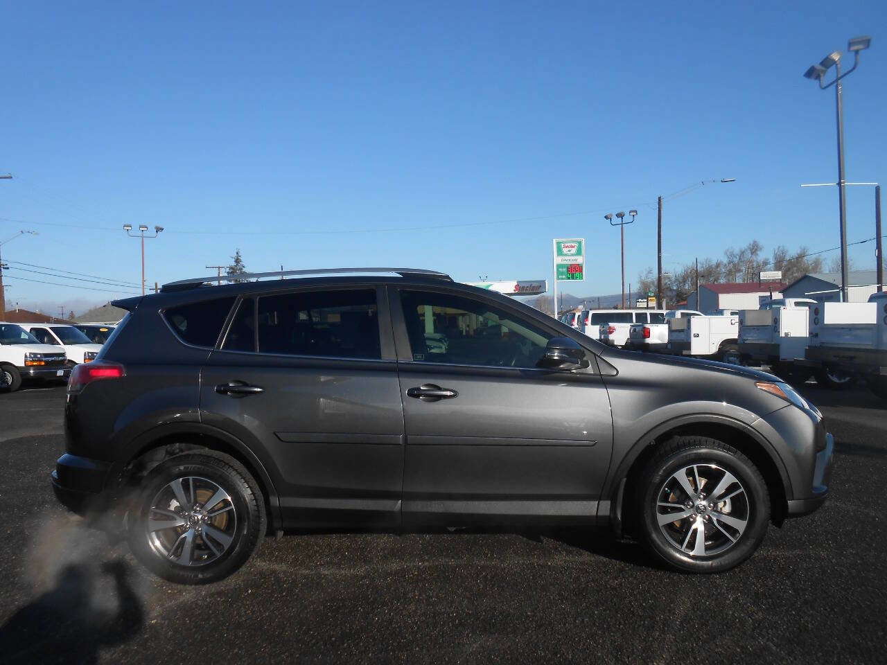 Used 2017 Toyota RAV4 XLE w/ Carpet Mat Package image 2
