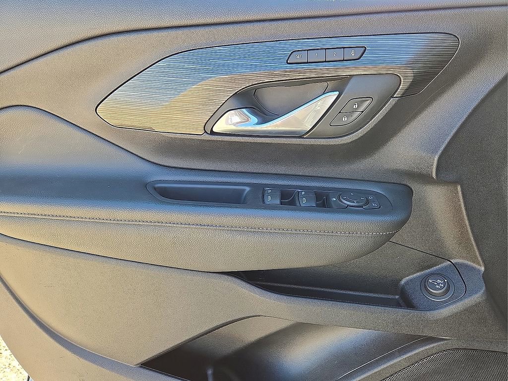 Used 2024 GMC Terrain SLT image 23