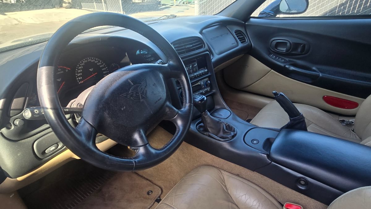 Used 1998 Chevrolet Corvette Coupe RWD image 3