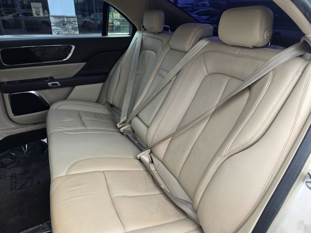 Used 2017 Lincoln Continental Select image 20