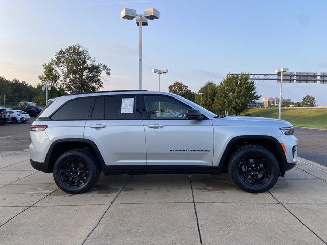Used 2025 Jeep Grand Cherokee Altitude AWD/4WD image 13