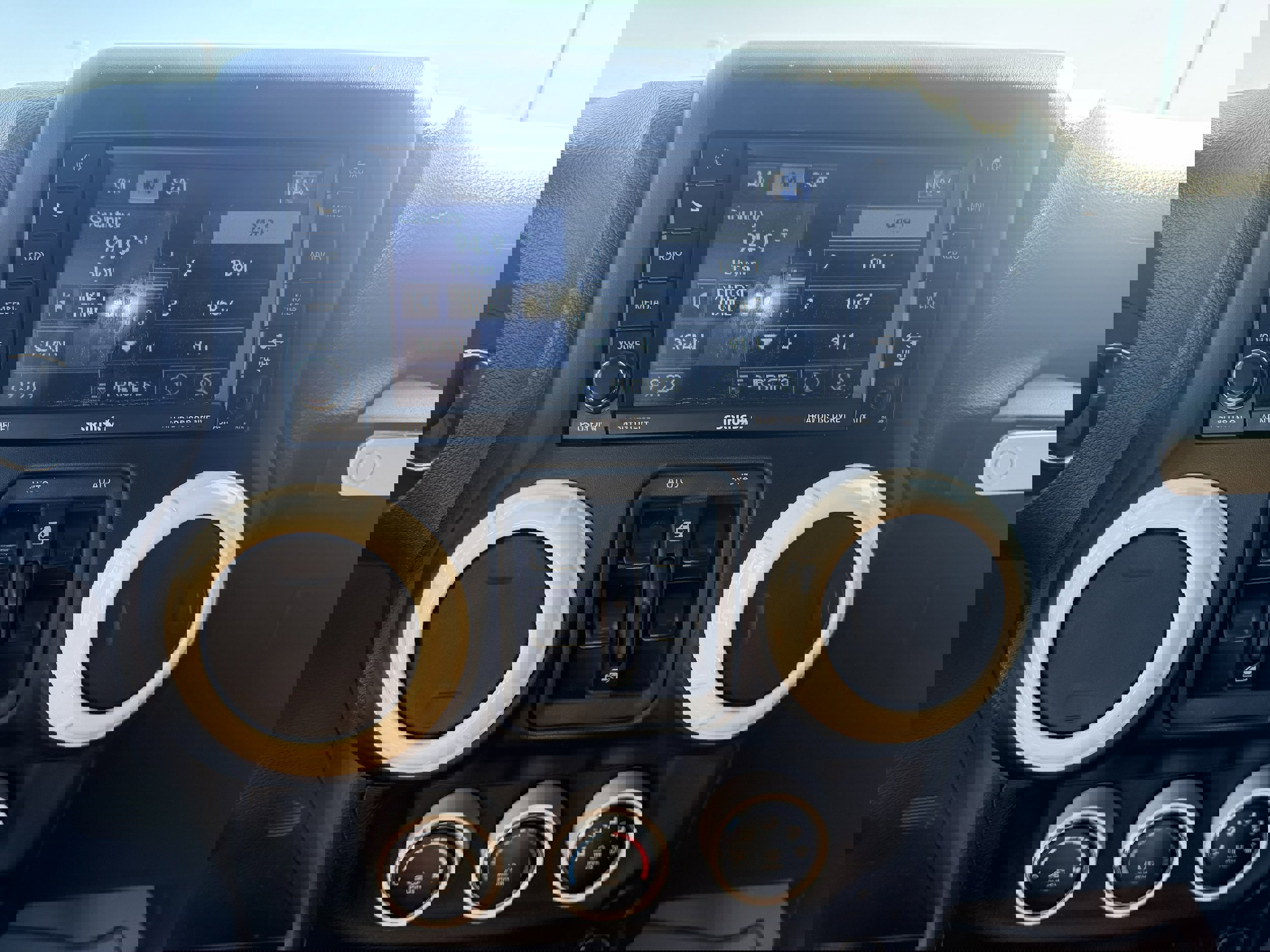 Used 2012 Jeep Wrangler Unlimited Rubicon w/ Connectivity Group image 12