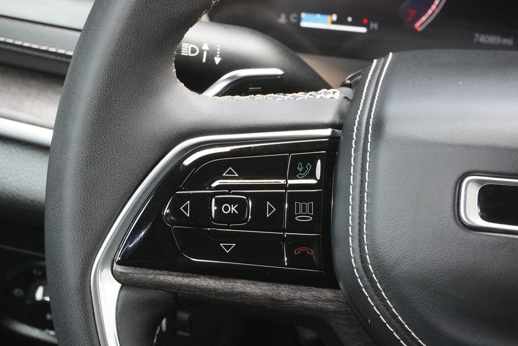 Used 2023 Jeep Grand Cherokee Overland RWD image 21