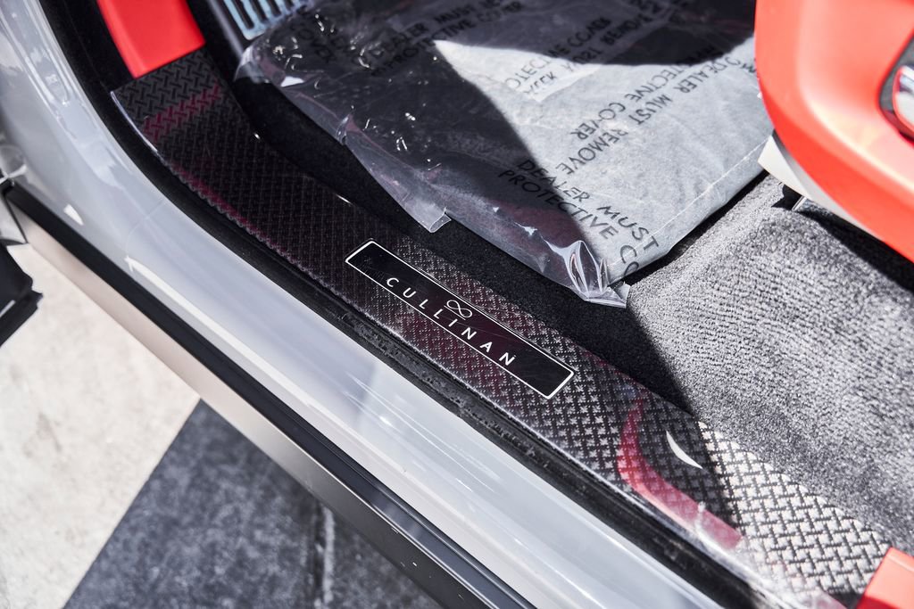 Used 2024 Rolls-Royce Cullinan Black Badge w/ Dark Exterior Package image 39