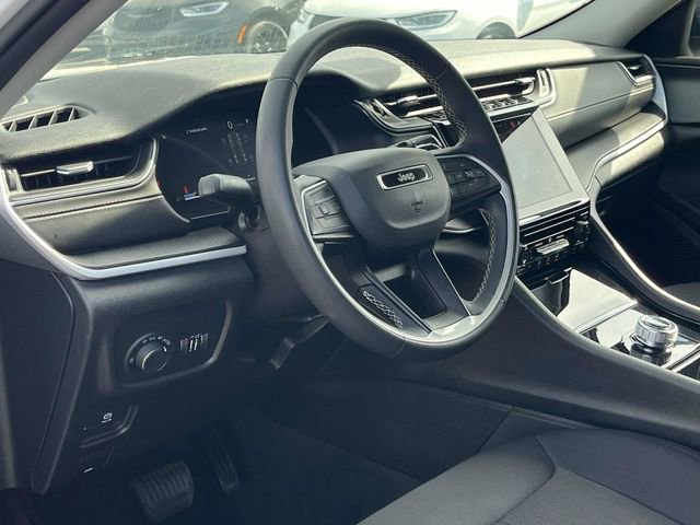 Used 2023 Jeep Grand Cherokee Laredo image 12