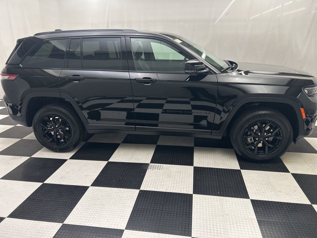 New 2025 Jeep Grand Cherokee Altitude image 2