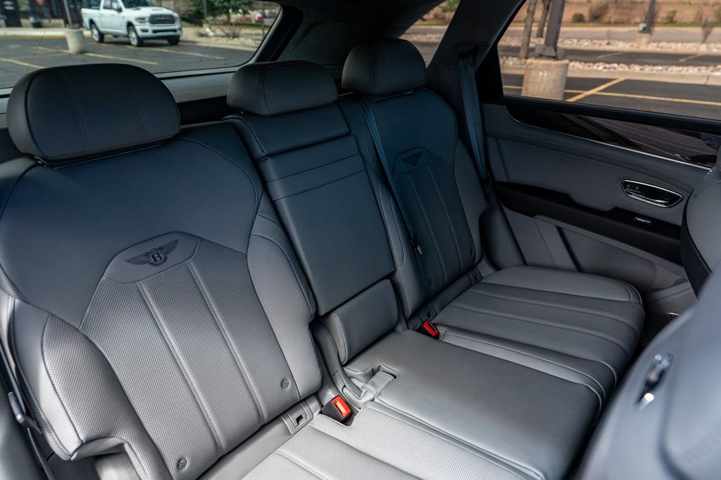 Used 2025 Bentley Bentayga image 47