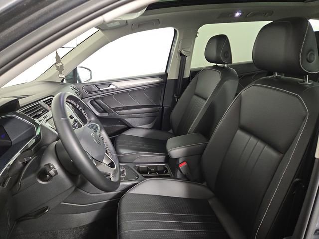 Used 2024 Volkswagen Tiguan SE w/ Panoramic Sunroof Package FWD image 16