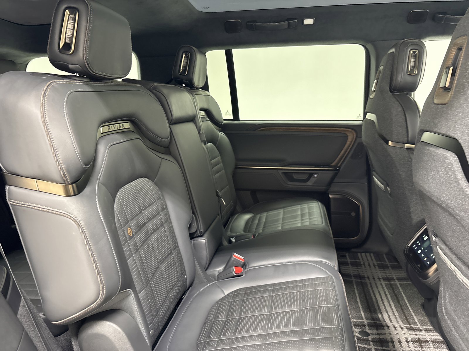 Used 2025 Rivian R1S Premium image 23
