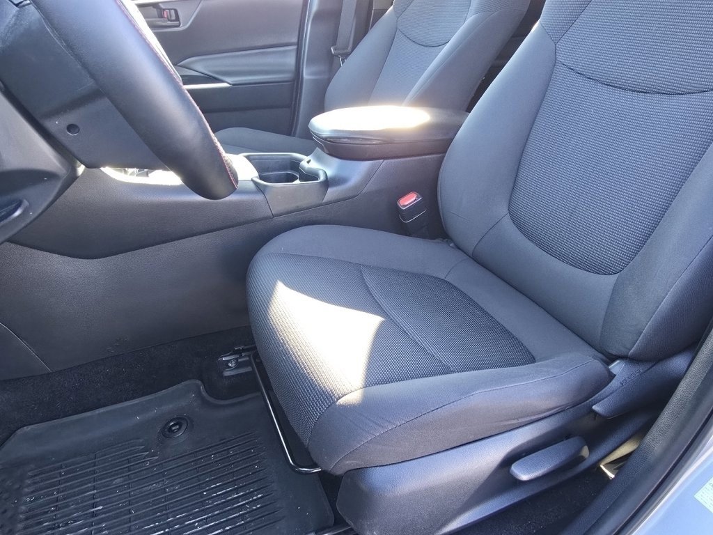 Used 2021 Toyota RAV4 LE image 18