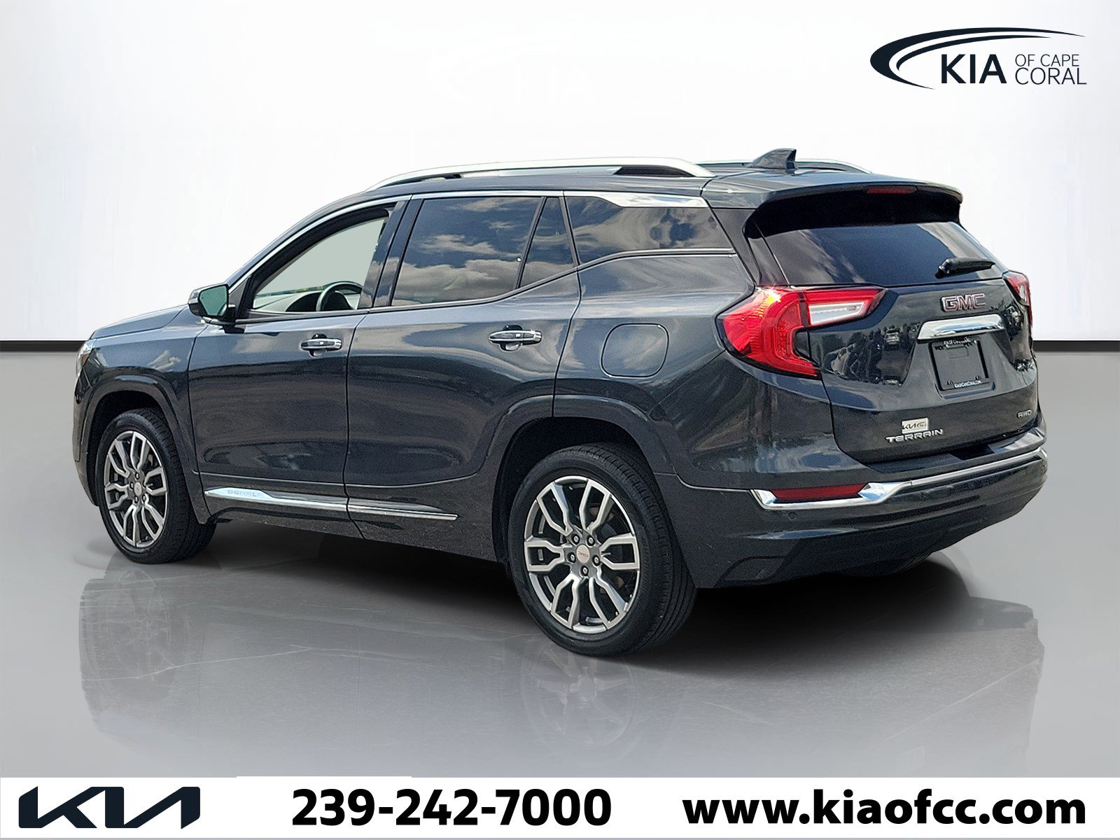 Used 2022 GMC Terrain Denali w/ LPO, Floor Liner Package AWD/4WD image 4