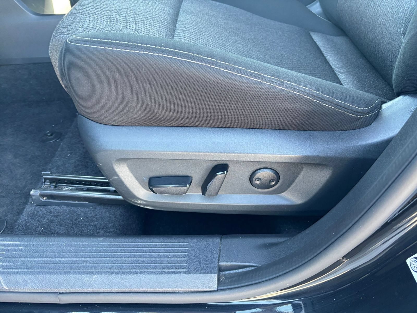 Used 2025 Nissan Rogue SV FWD image 21