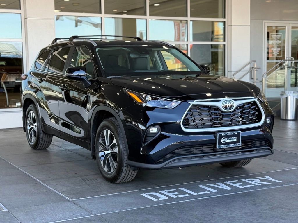 New 2025 Toyota Highlander XLE image 6