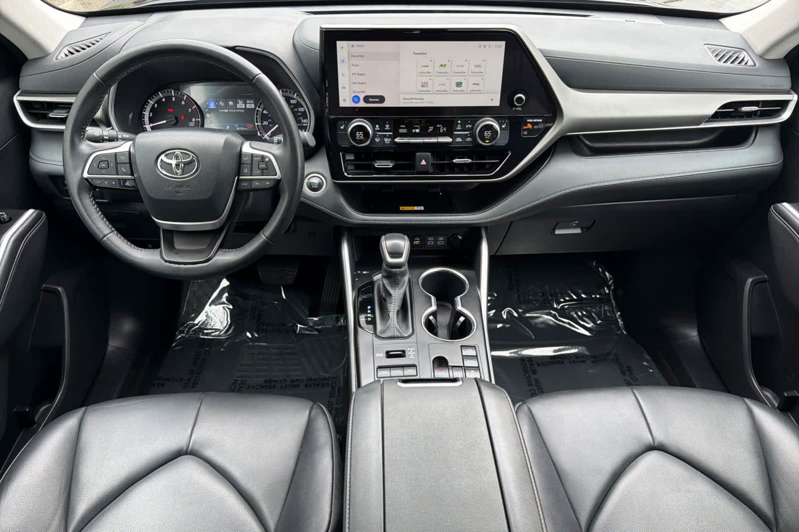 Used 2024 Toyota Highlander XLE AWD/4WD image 3