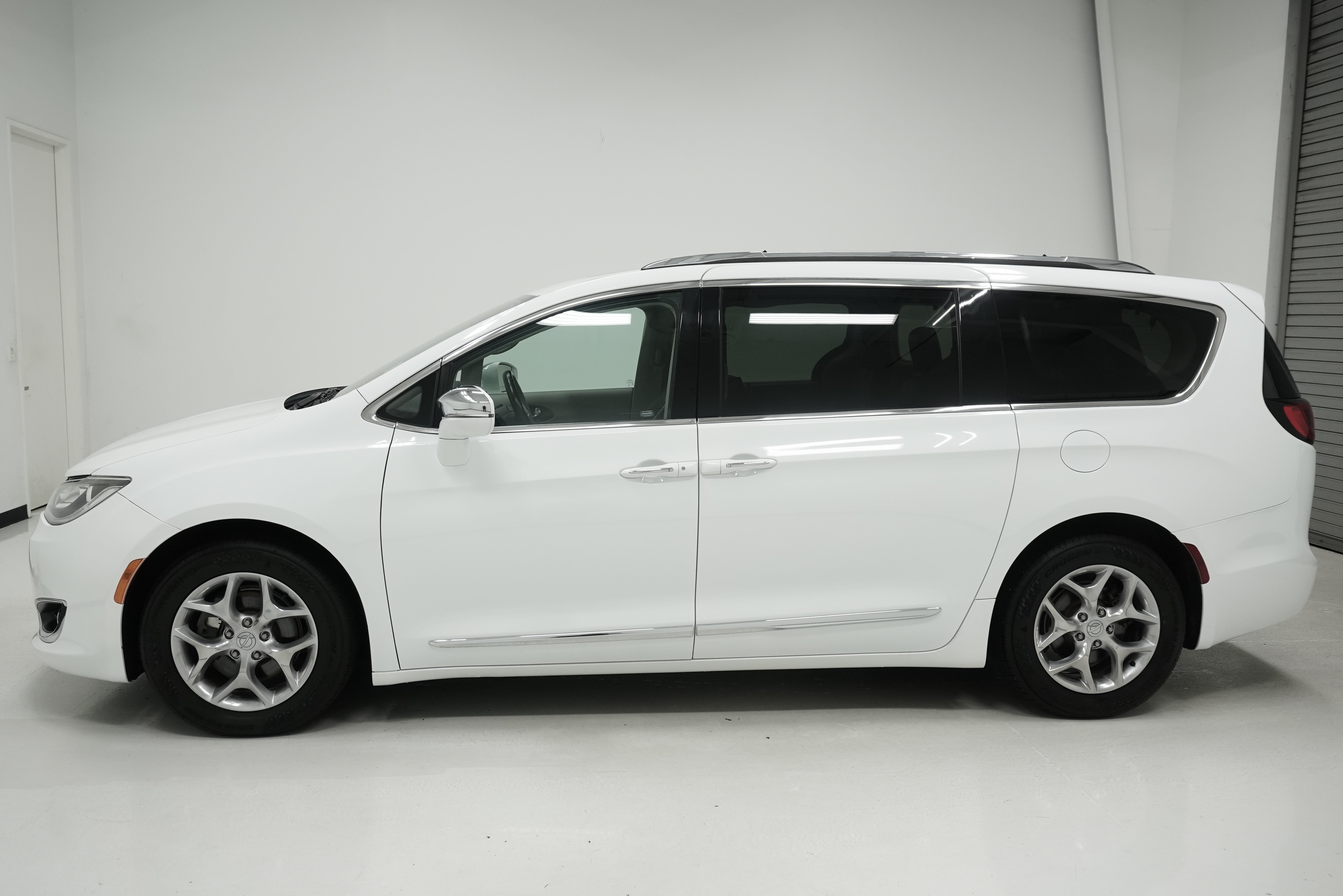 Used 2018 Chrysler Pacifica Limited FWD image 7