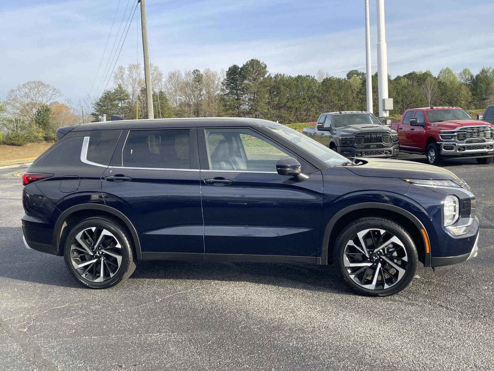 Used 2024 Mitsubishi Outlander SE image 2