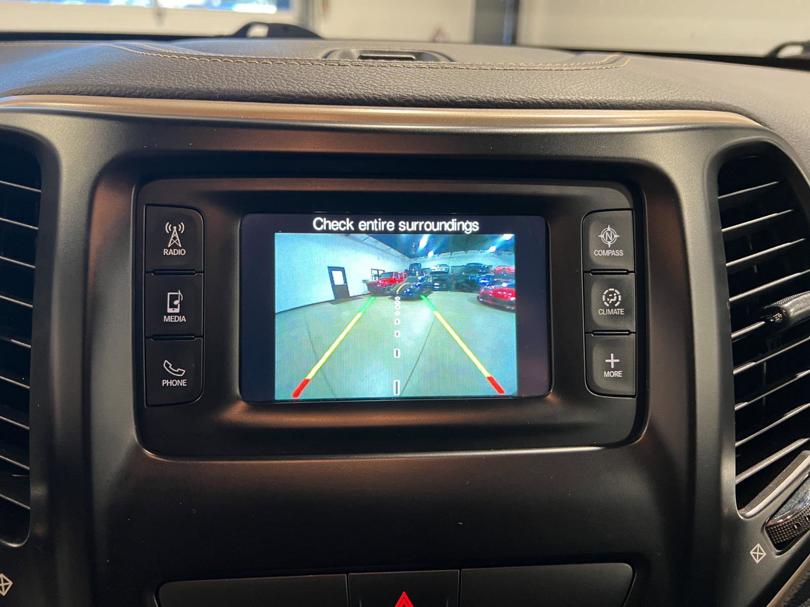 Used 2018 Jeep Cherokee Latitude w/ Cold Weather Group image 18