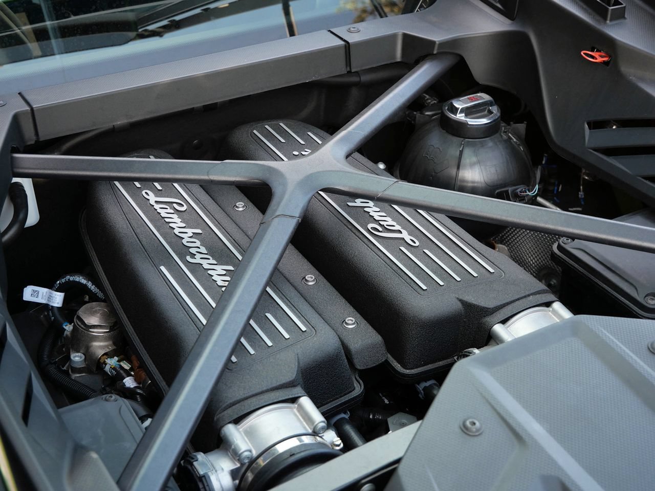 Used 2021 Lamborghini Huracan EVO RWD image 22