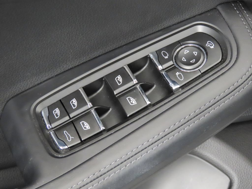 Certified 2026 Porsche Macan AWD/4WD image 38
