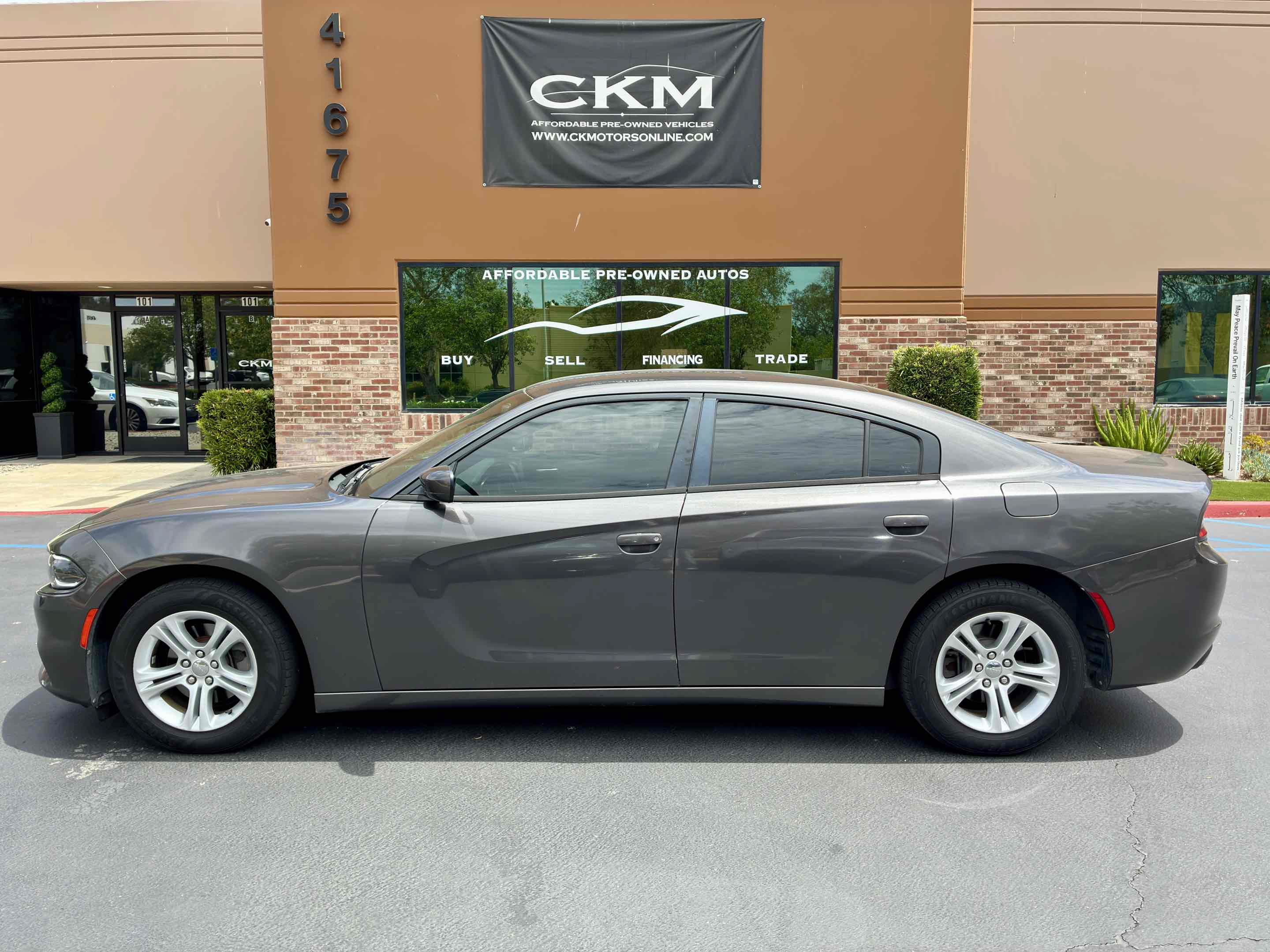 Used 2015 Dodge Charger SE RWD image 3