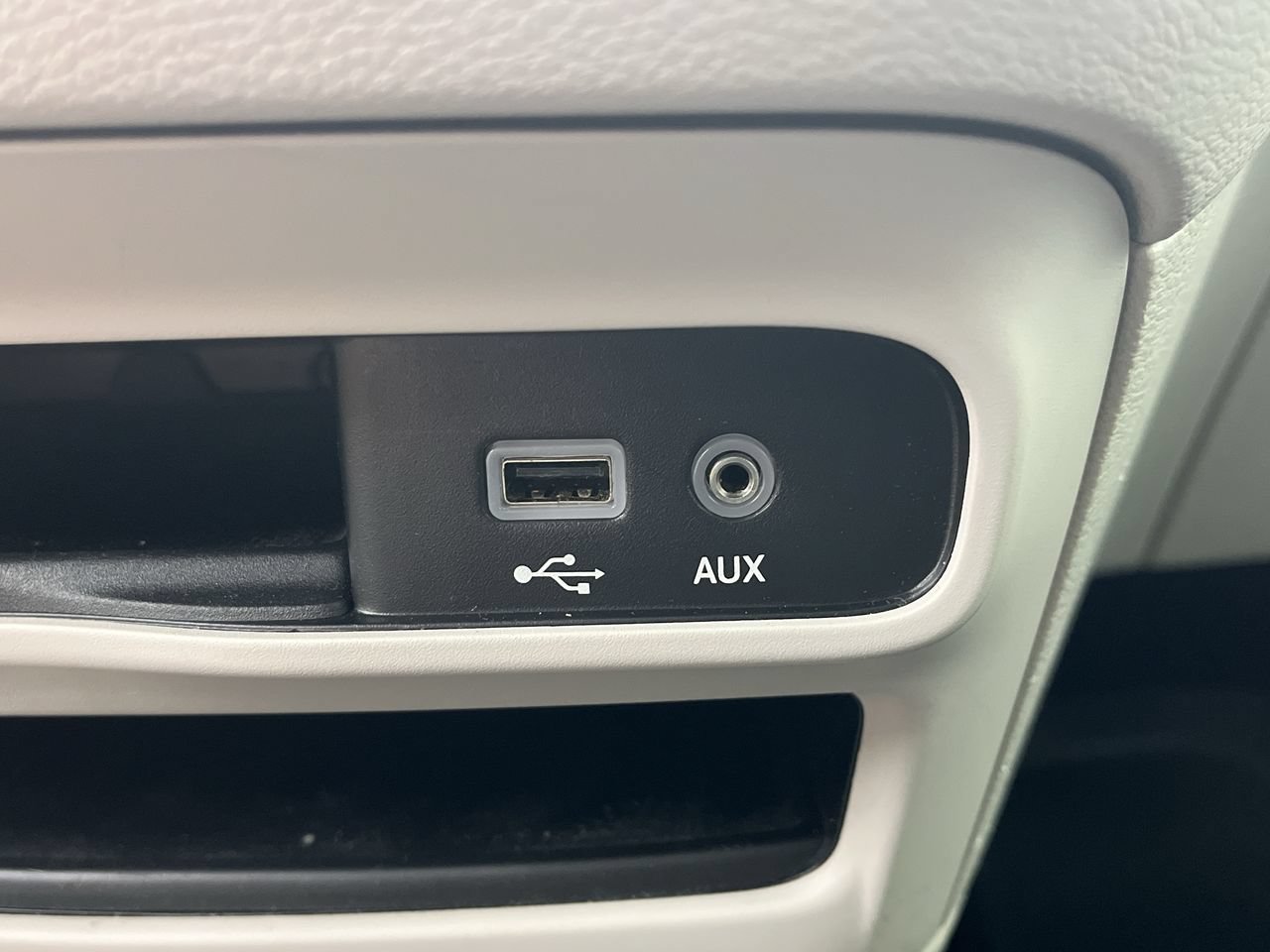 Used 2019 Chrysler Pacifica Touring-L FWD image 25