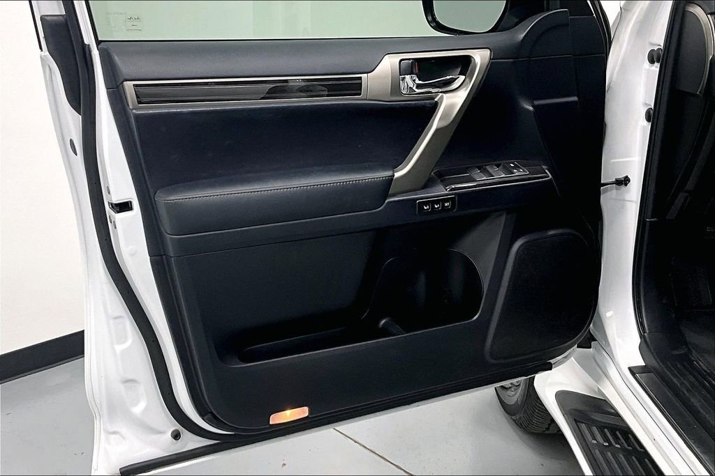 Used 2020 Lexus GX 460 Premium w/ Premium Package image 18