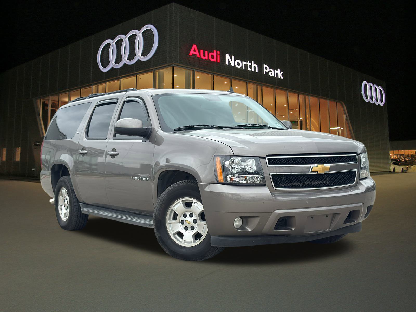 Used 2013 Chevrolet Suburban LT image 1