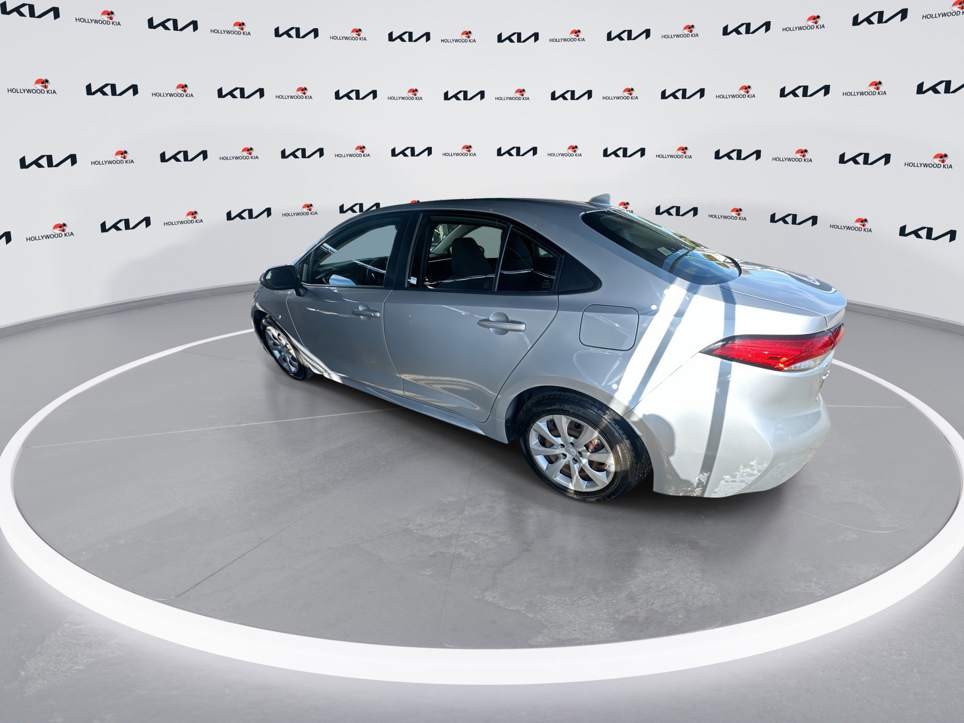 Used 2020 Toyota Corolla LE image 6