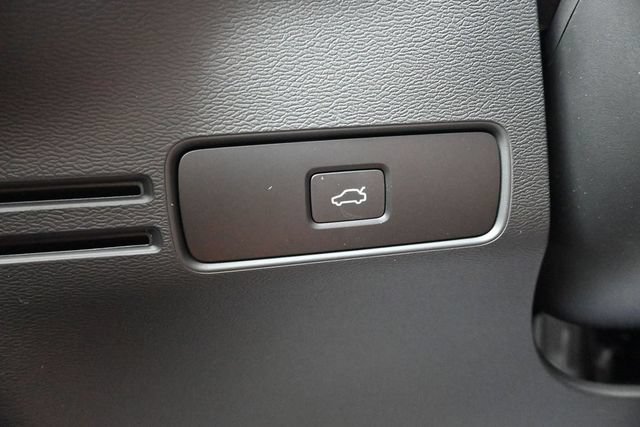 Used 2025 Volvo XC40 B5 Plus AWD/4WD image 28