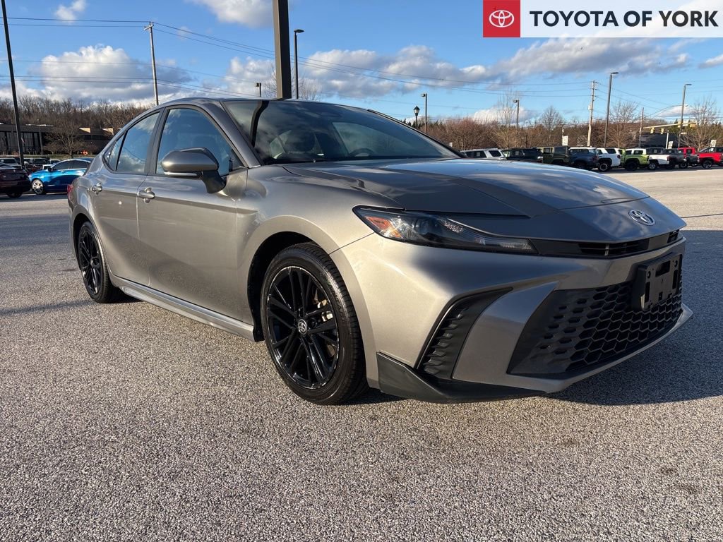 Used 2025 Toyota Camry SE image 1