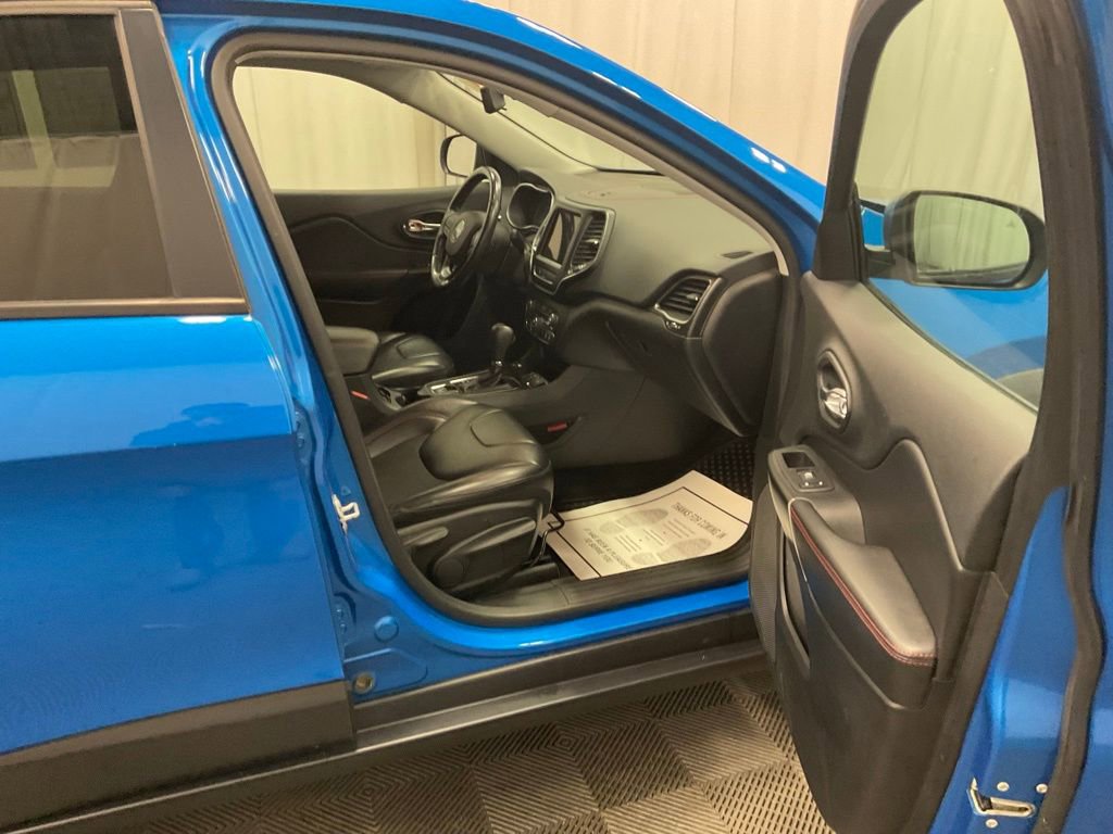 Used 2019 Jeep Cherokee Trailhawk w/ Cold Weather Group image 22